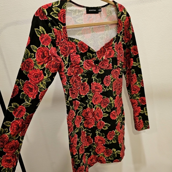 ROSES ALL OVER - Picture 2 of 6